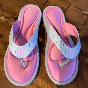 Ladies size 9 Nike flip flops